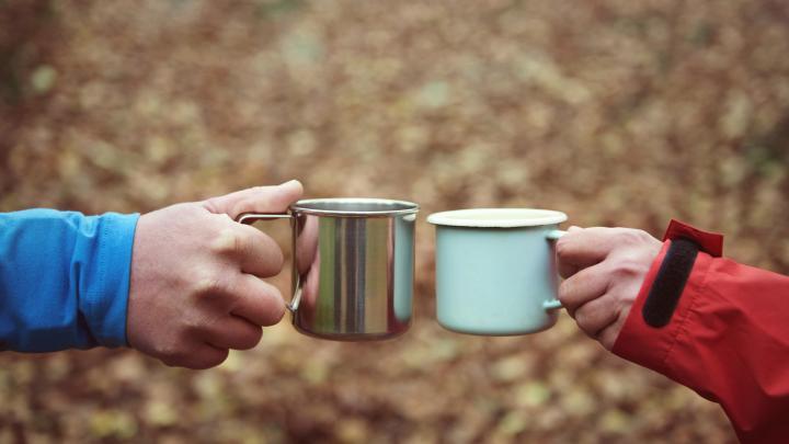 Hilsen med kaffekopper